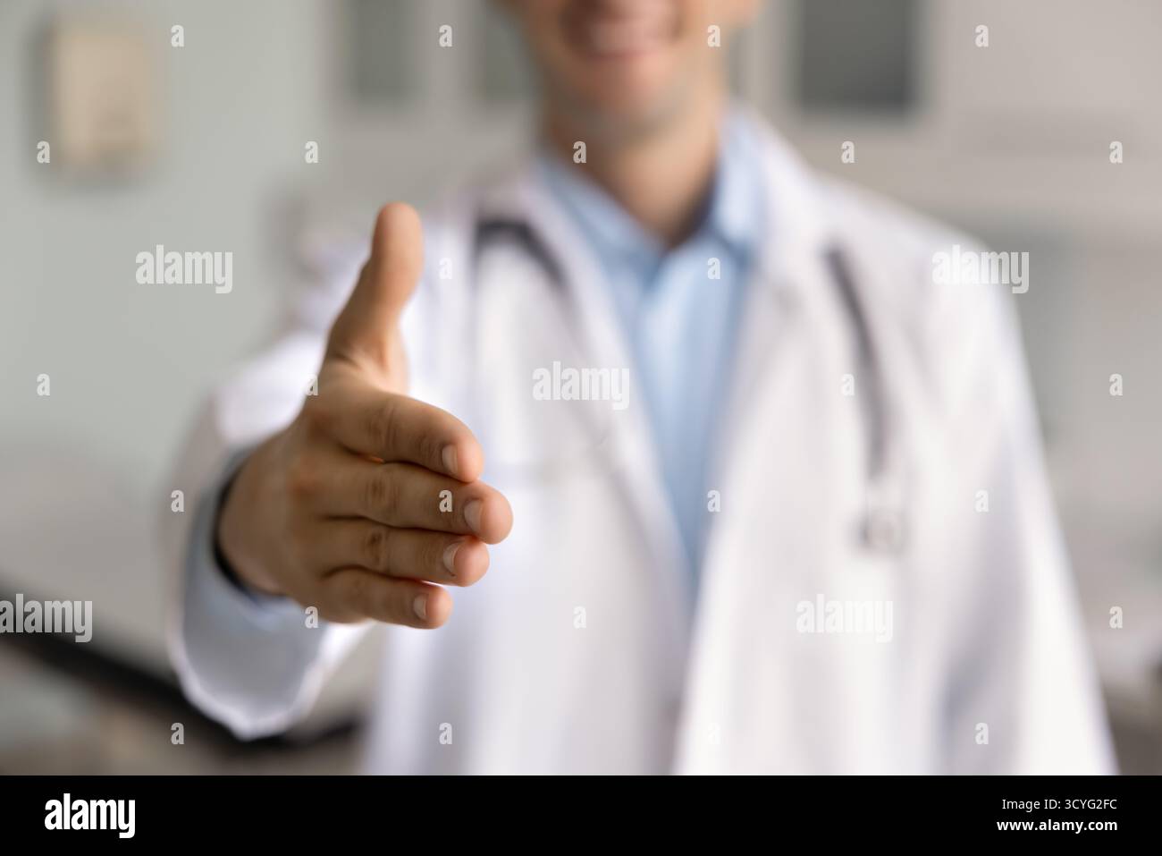 Nahaufnahme eines männlichen Arztes streckte seine Hand für den Handschlag aus Stockfoto