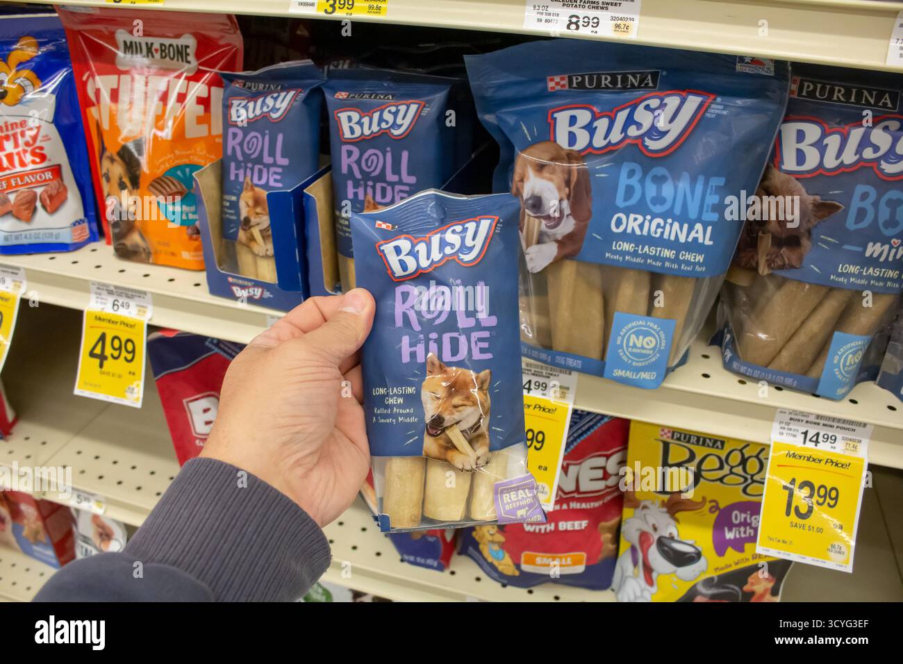 Los Angeles, Kalifornien, USA - 02-01-2023: Eine Ansicht einer Hand, die ein Paket Purina Bone Rollhide hält. Stockfoto