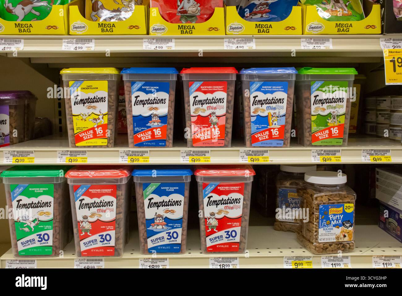 Los Angeles, Kalifornien, USA - 02-01-2023: Eine Auswahl an Temptations Haustieren Leckereien in einem örtlichen Lebensmittelgeschäft. Stockfoto