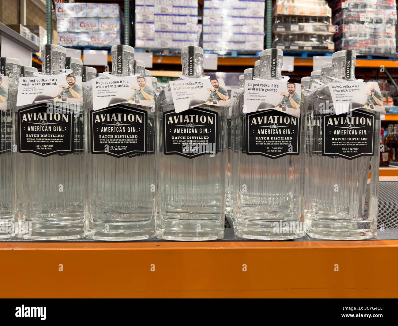 Los Angeles, Kalifornien, USA - 02-01-2023: Eine Ansicht mehrerer Flaschen Aviation American Gin, ausgestellt in einem örtlichen Lebensmittelgeschäft. Stockfoto
