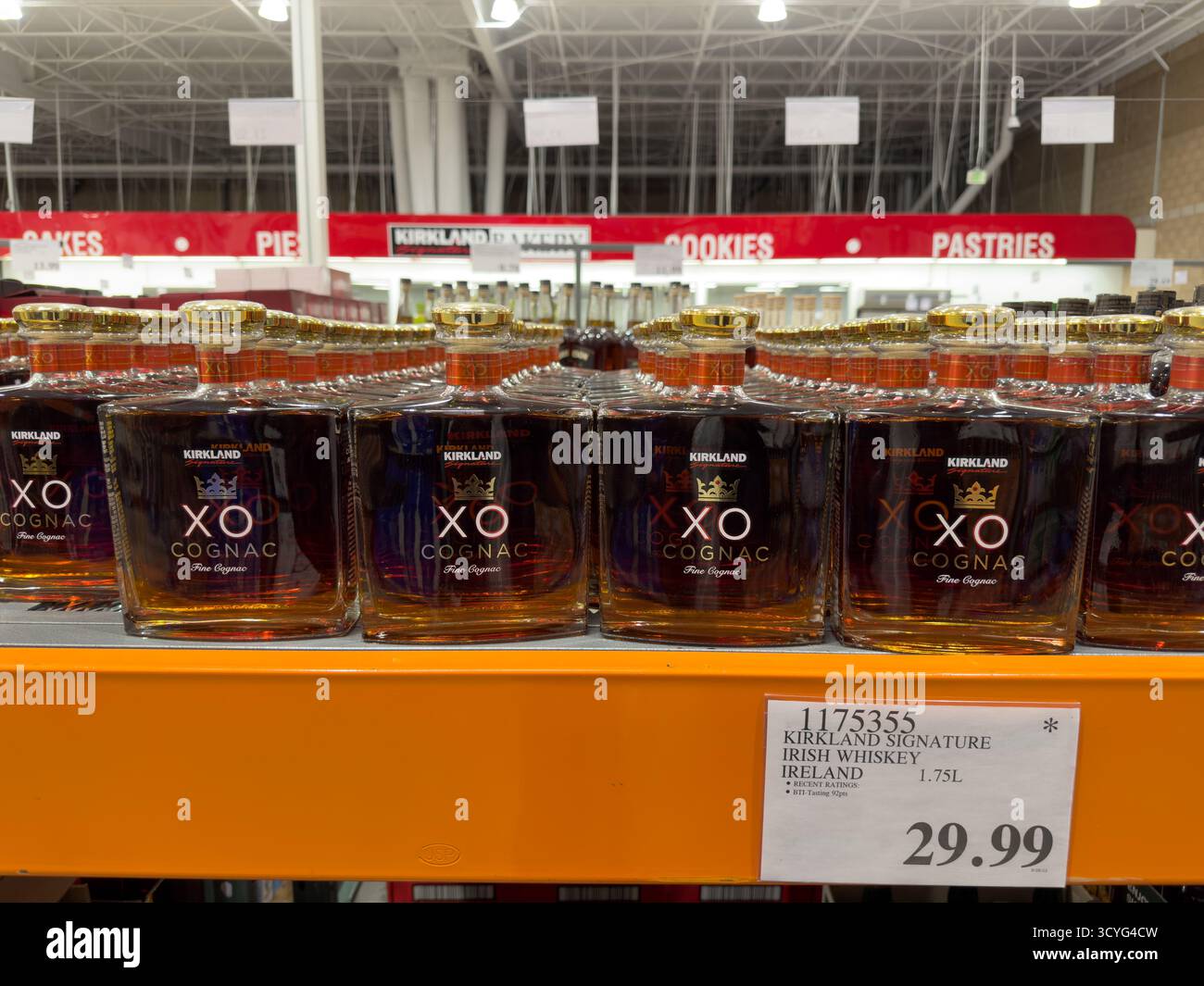 Los Angeles, Kalifornien, USA - 02-01-2023: Eine Ansicht mehrerer Glasflaschen von Kirkland Signature XO Cognac in einem lokalen Costco. Stockfoto