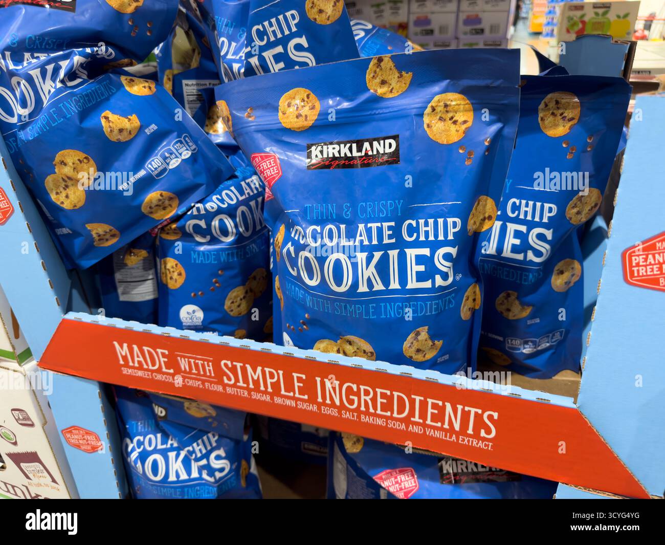 Los Angeles, Kalifornien, USA - 02-01-2023: Eine Ansicht mehrerer Pakete Kirkland Signature Schokoladenchips-Cookies in Costco. Stockfoto