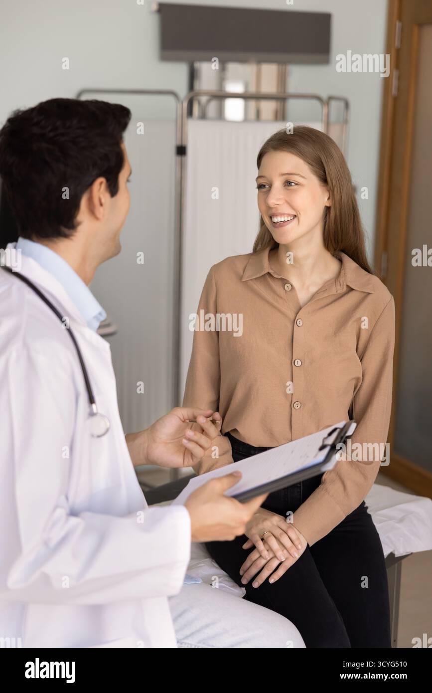 Patient im Gespräch mit einem männlichen Arzt während des Termins Stockfoto