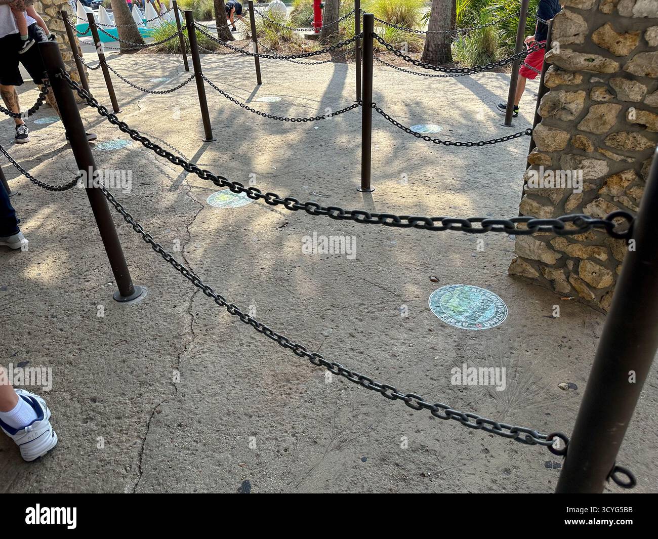 Orlando, Florida, Vereinigte Staaten - 25.02.2023: Blick auf einen Maschendrahtzaun, der Besuchern in einem Freizeitpark die Organisation bietet. Stockfoto