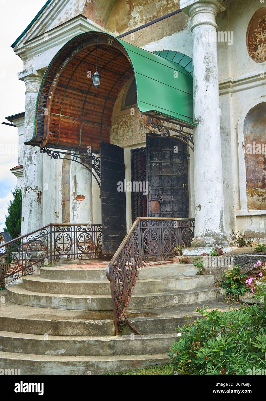 Das Borisoglebski-Kloster, eine geschnitzte Barbakankirche, die im späten 17. Jahrhundert von der Metropolitin Iona Sysojewitsch in Auftrag gegeben wurde. Stockfoto Das Borisoglebski-Kloster, eine geschnitzte Barbakankirche, die im späten 17. Jahrhundert von der Metropolitin Iona Sysojewitsch in Auftrag gegeben wurde. Stockfoto