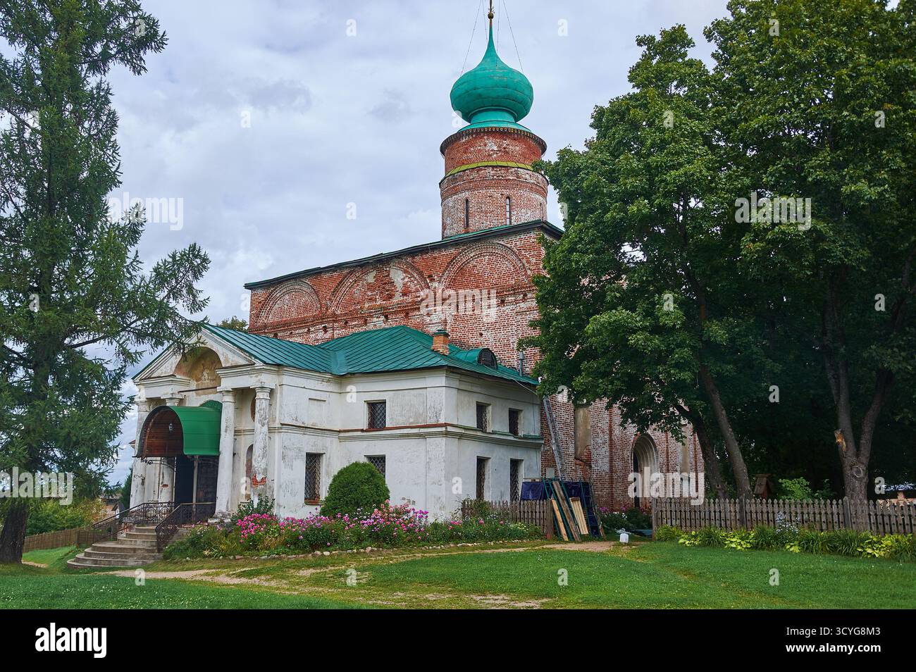 Das Borisoglebski-Kloster, eine geschnitzte Barbakankirche, die im späten 17. Jahrhundert von der Metropolitin Iona Sysojewitsch in Auftrag gegeben wurde. Stockfoto Das Borisoglebski-Kloster, eine geschnitzte Barbakankirche, die im späten 17. Jahrhundert von der Metropolitin Iona Sysojewitsch in Auftrag gegeben wurde. Stockfoto