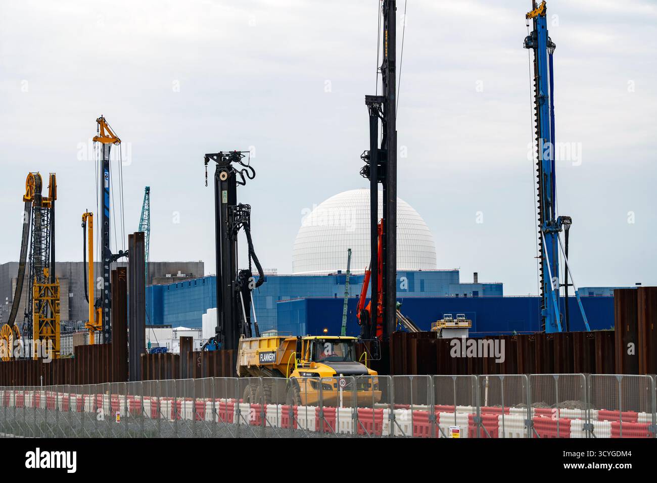 Rammarbeiten, um das Eindringen von Meerwasser in die Baustelle des Kernkraftwerks Sizewell C Suffolk UK zu verhindern Stockfoto