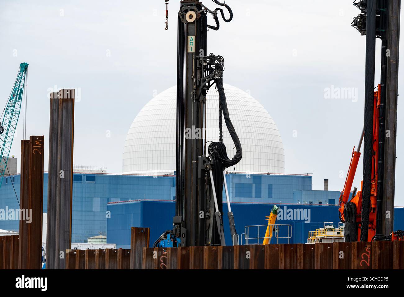 Stapelarbeiten, um das Eindringen von Meerwasser in die Baustelle des Kernkraftwerks Sizwell C zu verhindern Stockfoto