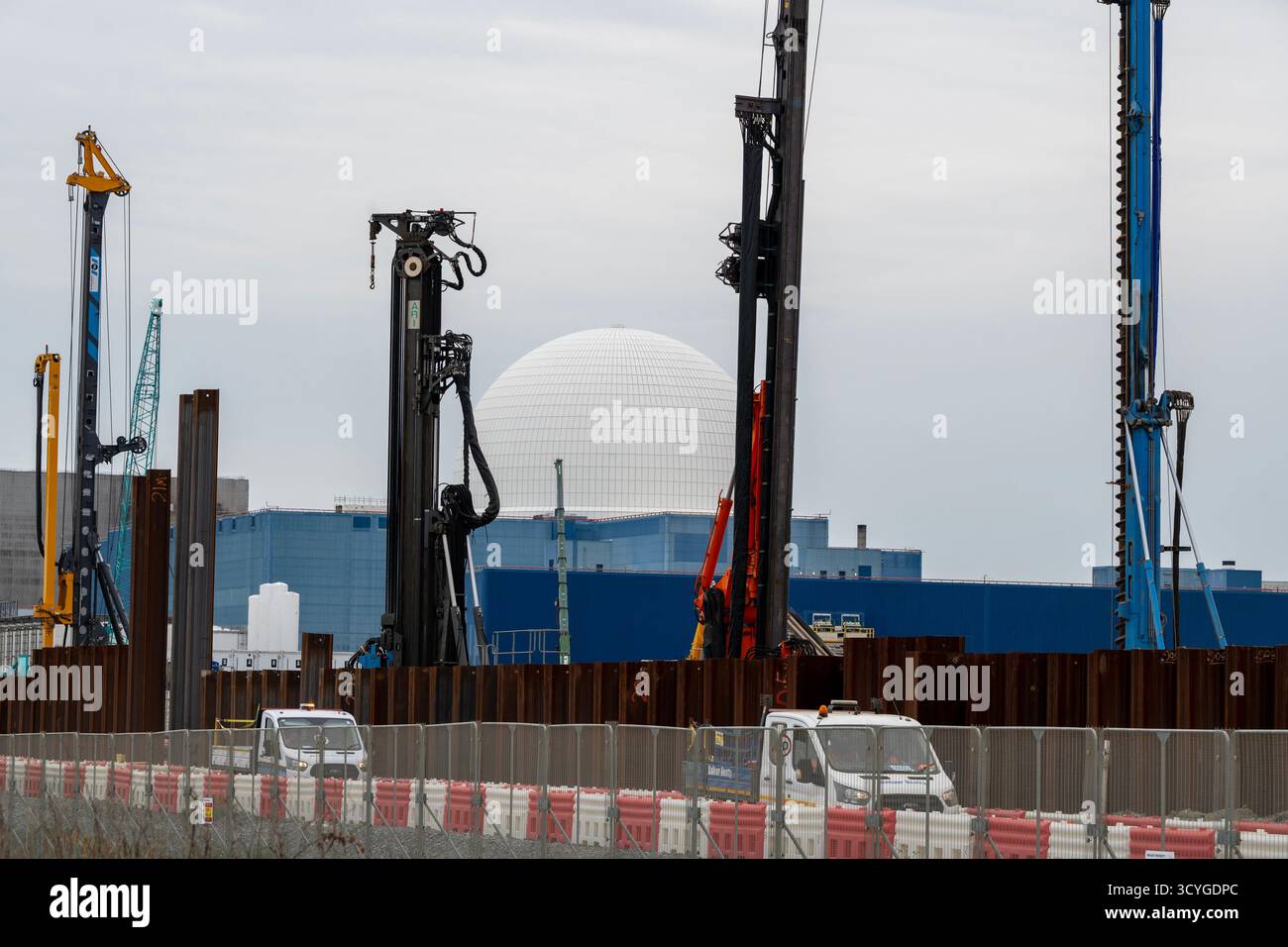 Rammarbeiten, um das Eindringen von Meerwasser in die Baustelle des Kernkraftwerks Sizewell C Suffolk UK zu verhindern Stockfoto