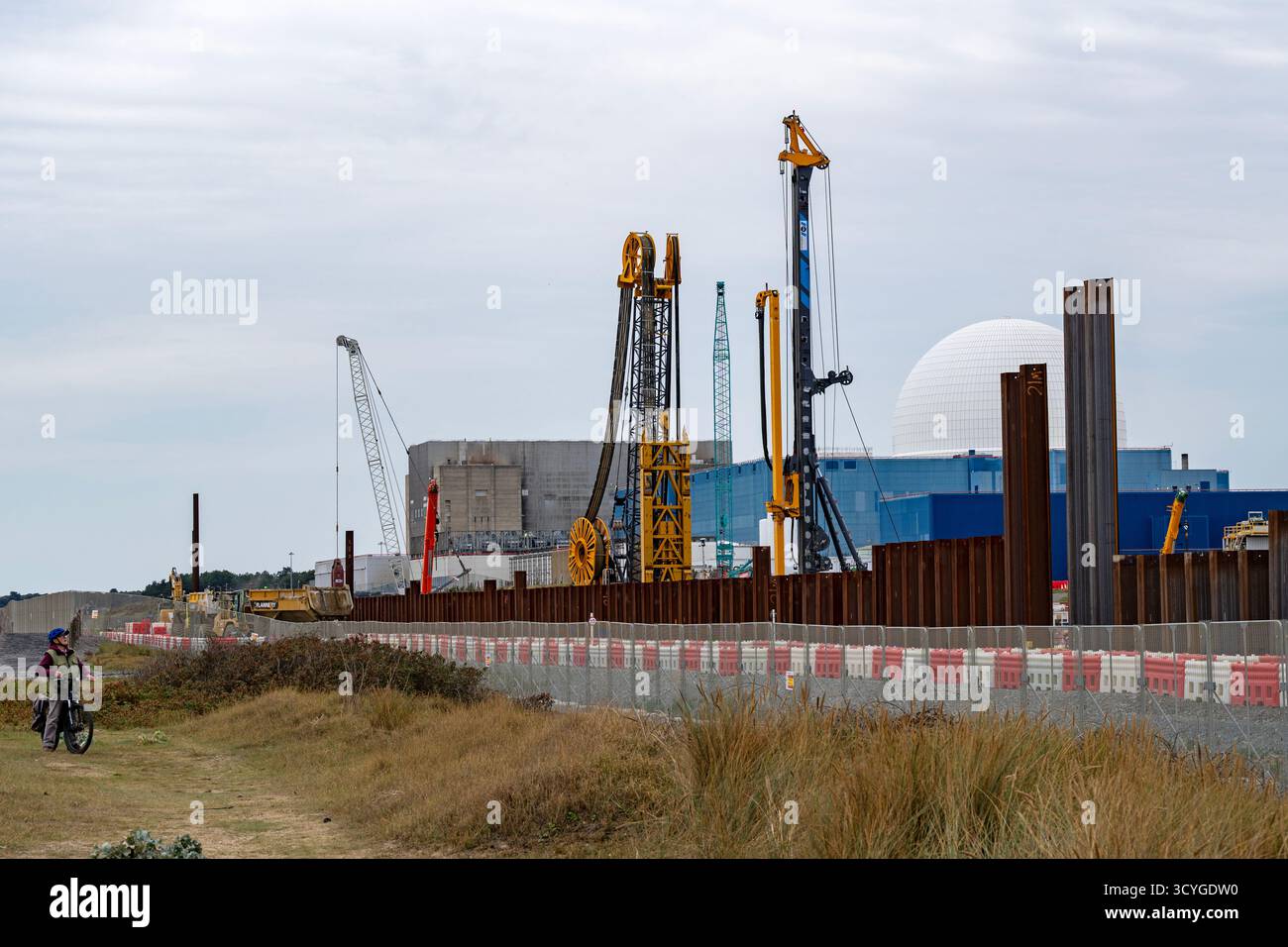 Rammarbeiten, um das Eindringen von Meerwasser in die Baustelle des Kernkraftwerks Sizewell C Suffolk UK zu verhindern Stockfoto