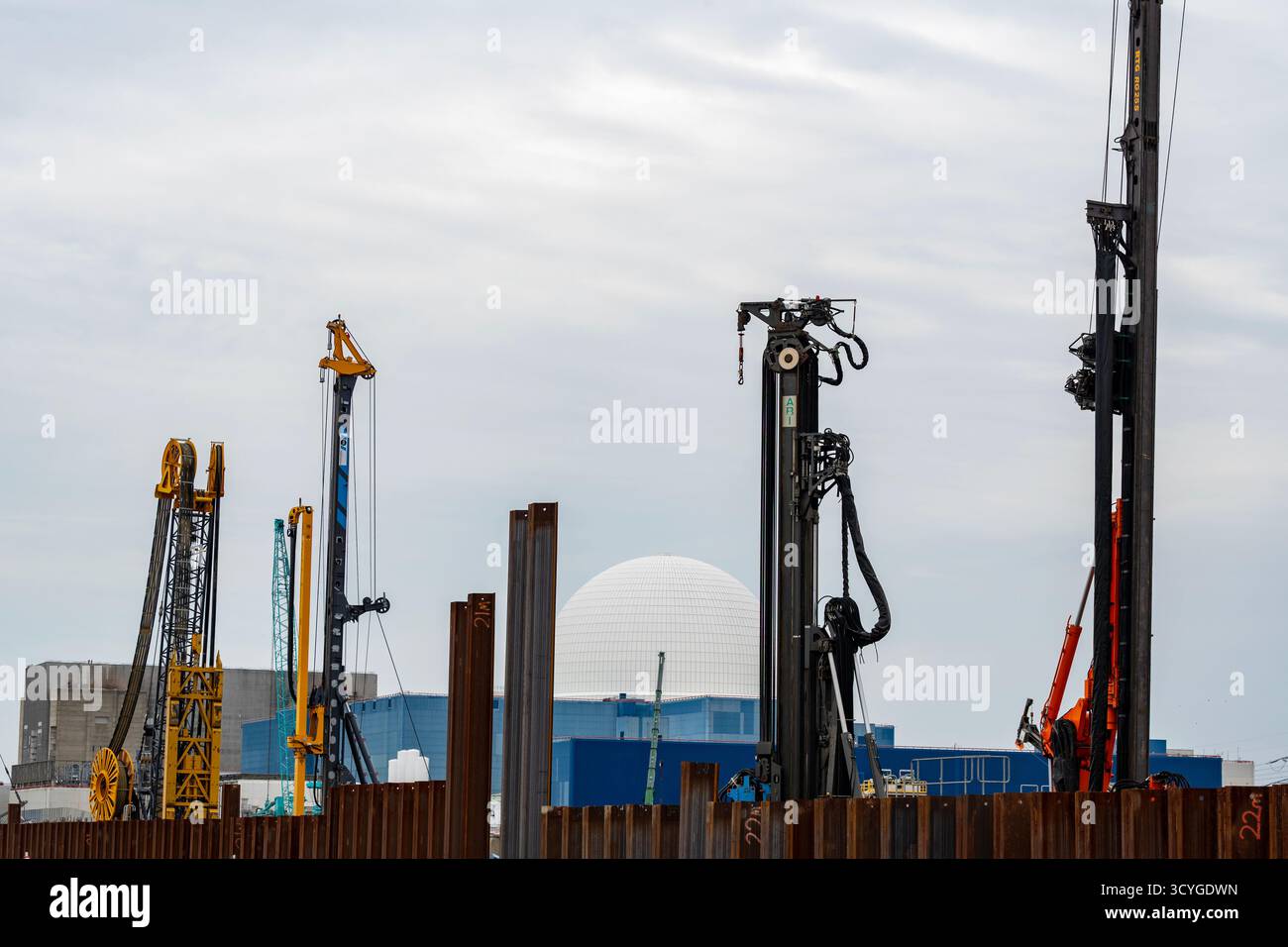 Stapelarbeiten, um das Eindringen von Meerwasser in die Baustelle des Kernkraftwerks Sizwell C zu verhindern Stockfoto