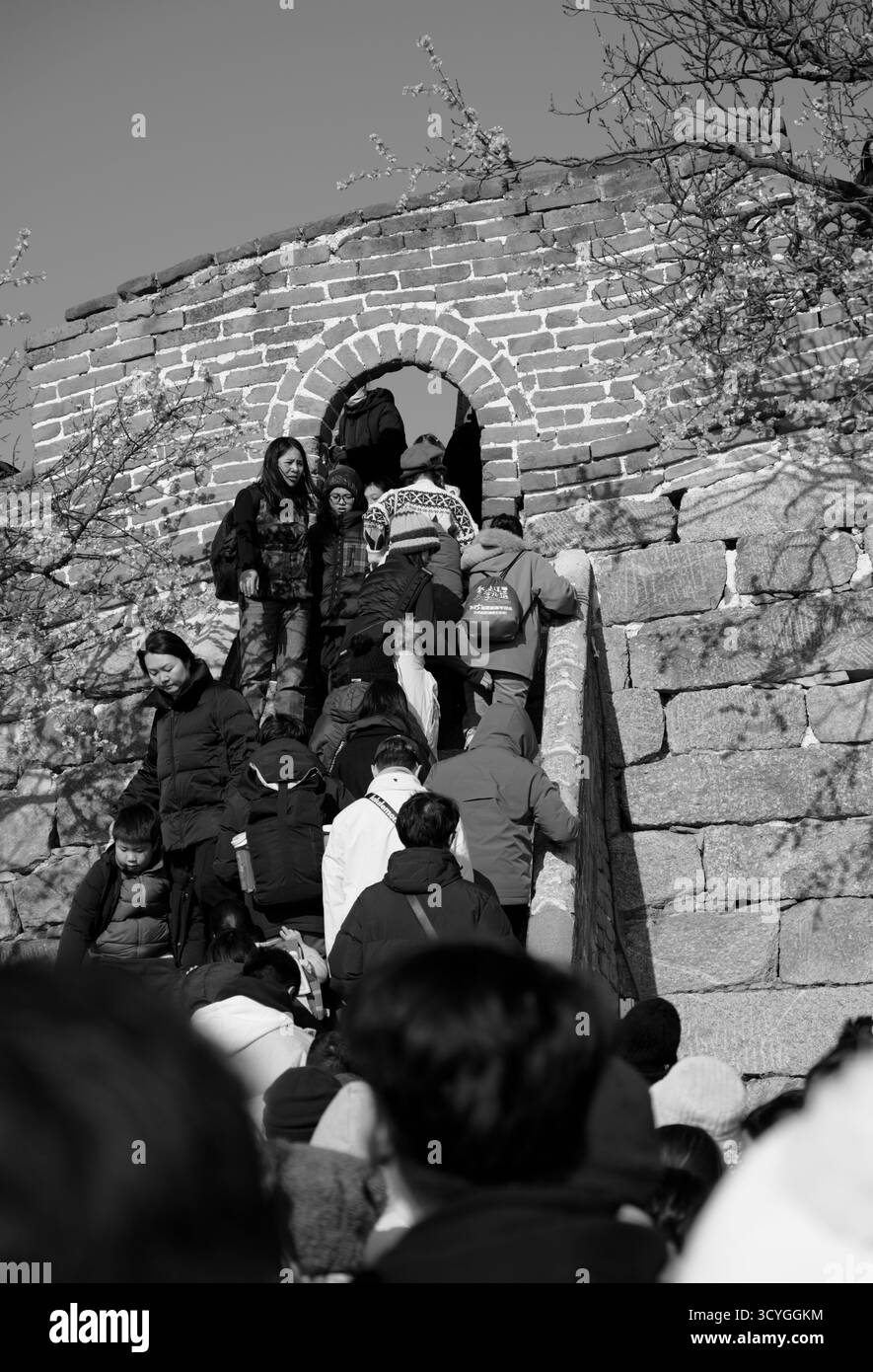 Die Menge von Besuchern steigt und steigt die schmalen Steintreppen unter einem alten Bogengang hinauf und hinab, der zur Chinesischen Mauer führt Stockfoto