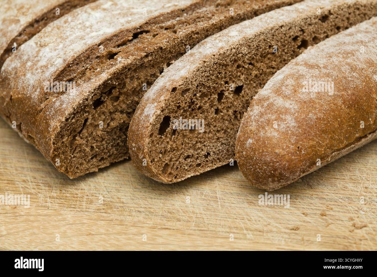 Roggenbrot mit Schnitten auf der Oberseite Stockfoto