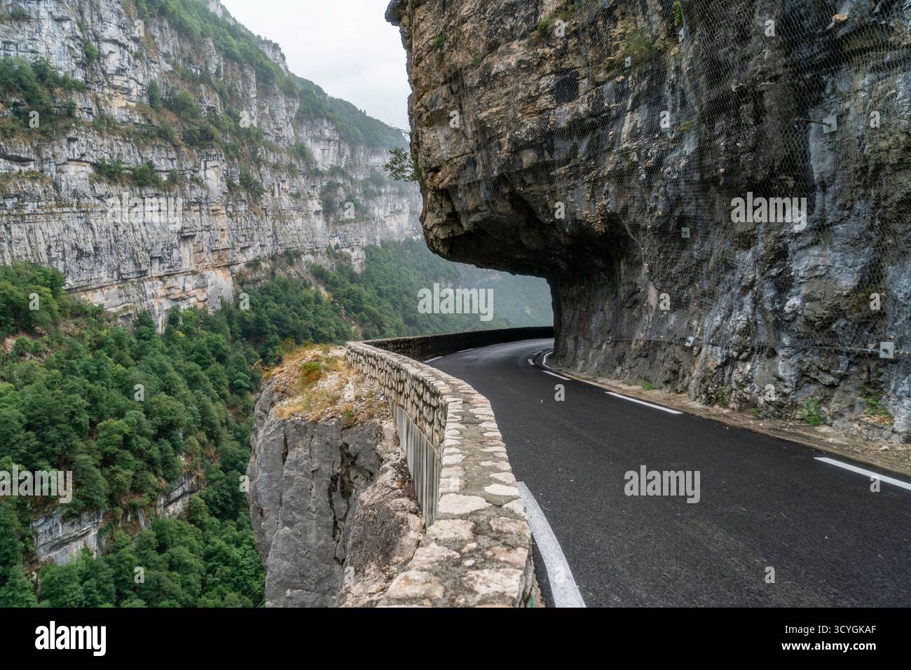 D531, eine Balkonstraße durch die Gorges de la Bourne in Vercors, Frankreich Stockfoto