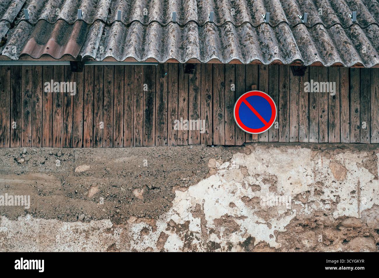 Kein Verkehrsschild zum Parken an einem alpinen Bauernhaus in Slowenien. Selektiver Fokus. Stockfoto