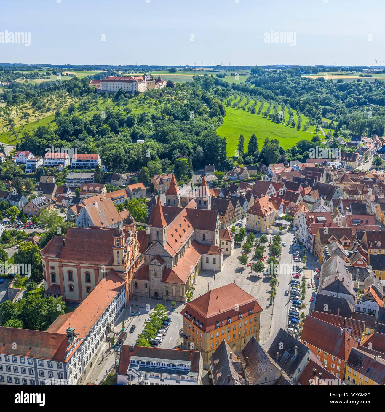 Ein Blick aus der Vogelperspektive auf die malerische Stadt Ellwangen im Jagsttal im Landkreis Ostalb in Baden-Württemberg Stockfoto