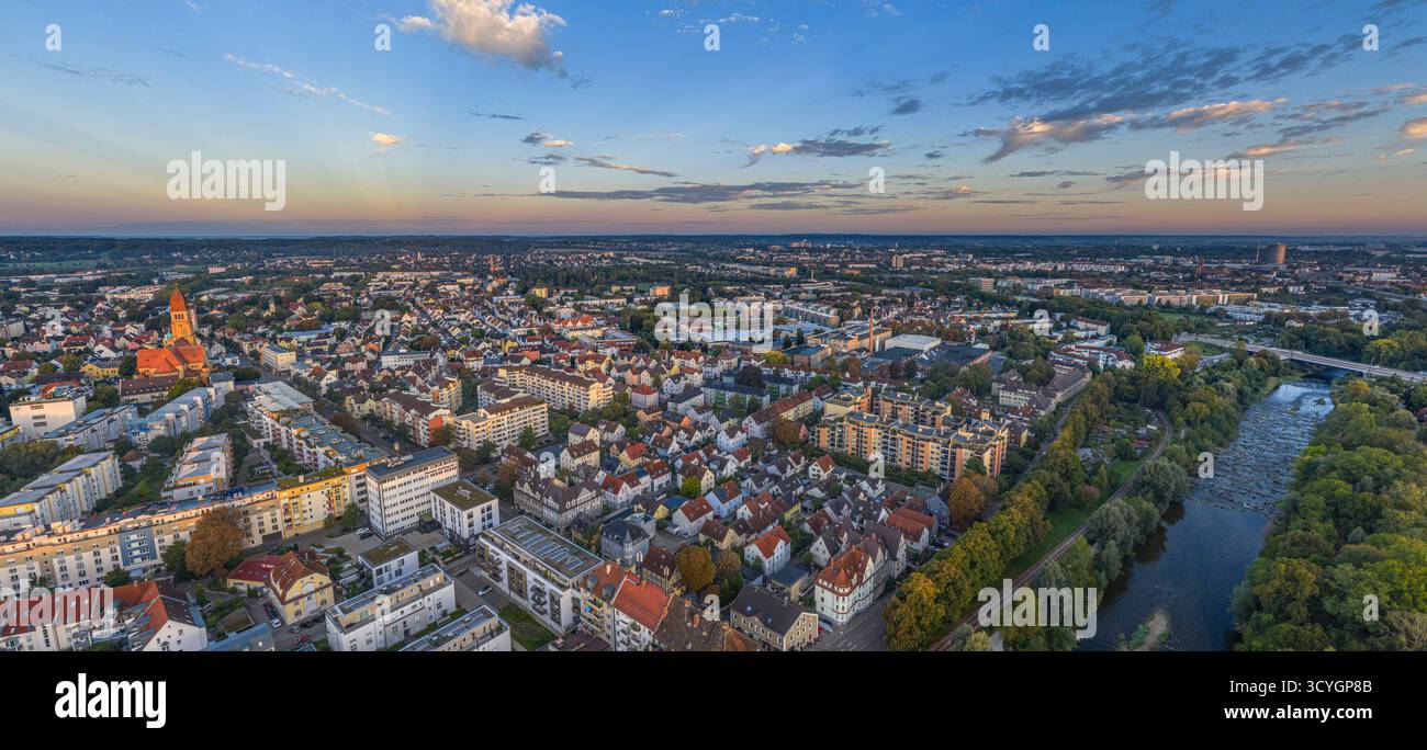 Herrlicher Sonnenaufgang im Spätsommer über Augsburg in Bayerisch-Schwaben Stockfoto