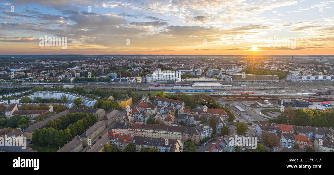 Herrlicher Sonnenaufgang im Spätsommer über Augsburg in Bayerisch-Schwaben Stockfoto