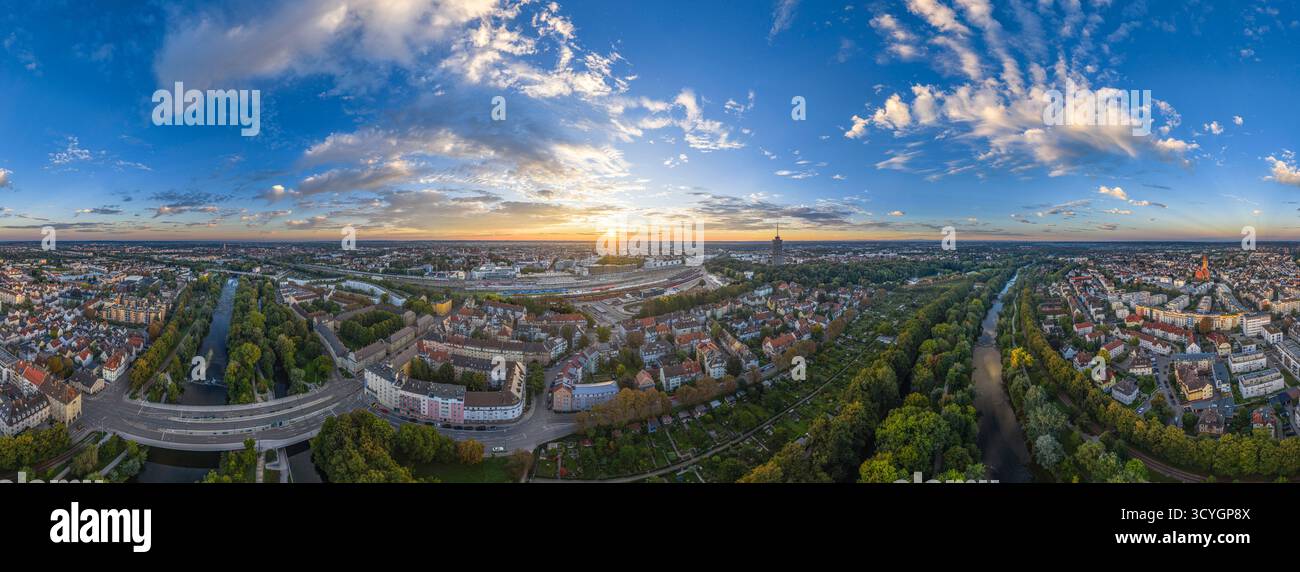 Herrlicher Sonnenaufgang im Spätsommer über Augsburg in Bayerisch-Schwaben Stockfoto