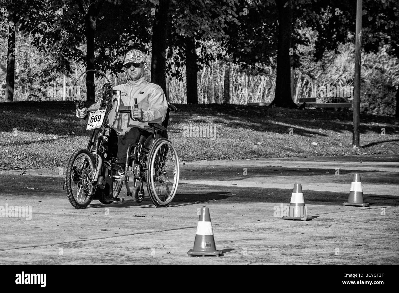 Logrono, La Rioja, SPANIEN. Oktober 2025. Der Bürgermeister von Logroño, Conrado Escobar, leitet den Start des Mental Health Run, der mehr als 500 Teilnehmer im Ribera Park in der Hauptstadt La Rioja vereint. Die Massensportveranstaltung zielt darauf ab, das Bewusstsein für die Bedeutung der psychischen Gesundheit zu schärfen und das allgemeine Wohlbefinden in der Gemeinschaft zu fördern. (Foto von MARIO MARTIJA) Credit: Mario Martija/Alamy Live News Stockfoto