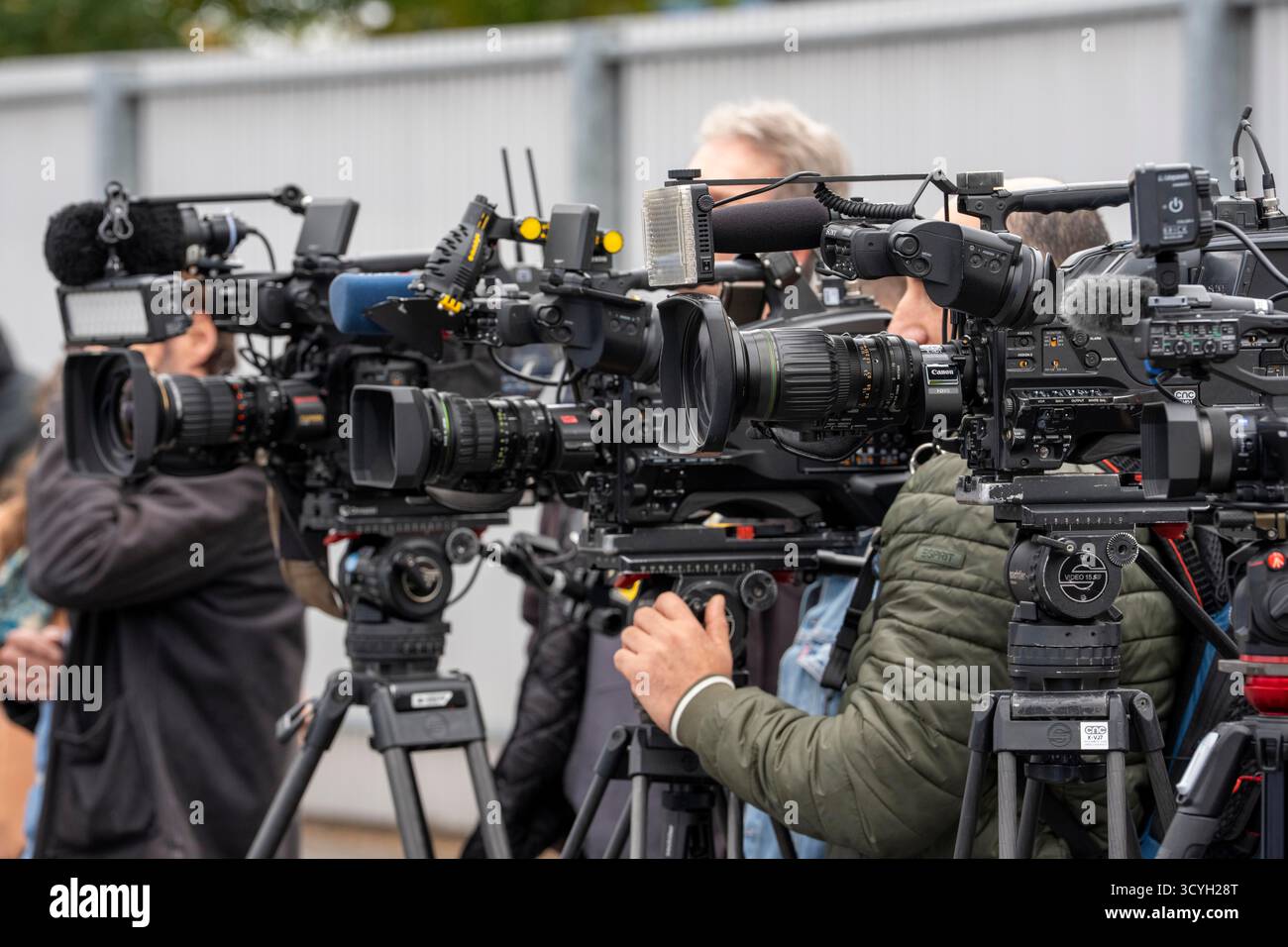 Kamerateams und TV-Teams verschiedener Sender und Fernsehsender filmen bei einer Pressekonferenz. Stockfoto