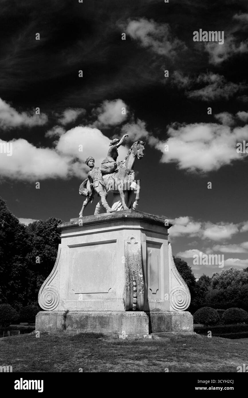 Sommerblick auf die Hawking Party Statue im denkmalgeschützten Landhaus der Klasse 1, Wrest Park, Silsoe, Bedfordshire, England, UK Stockfoto