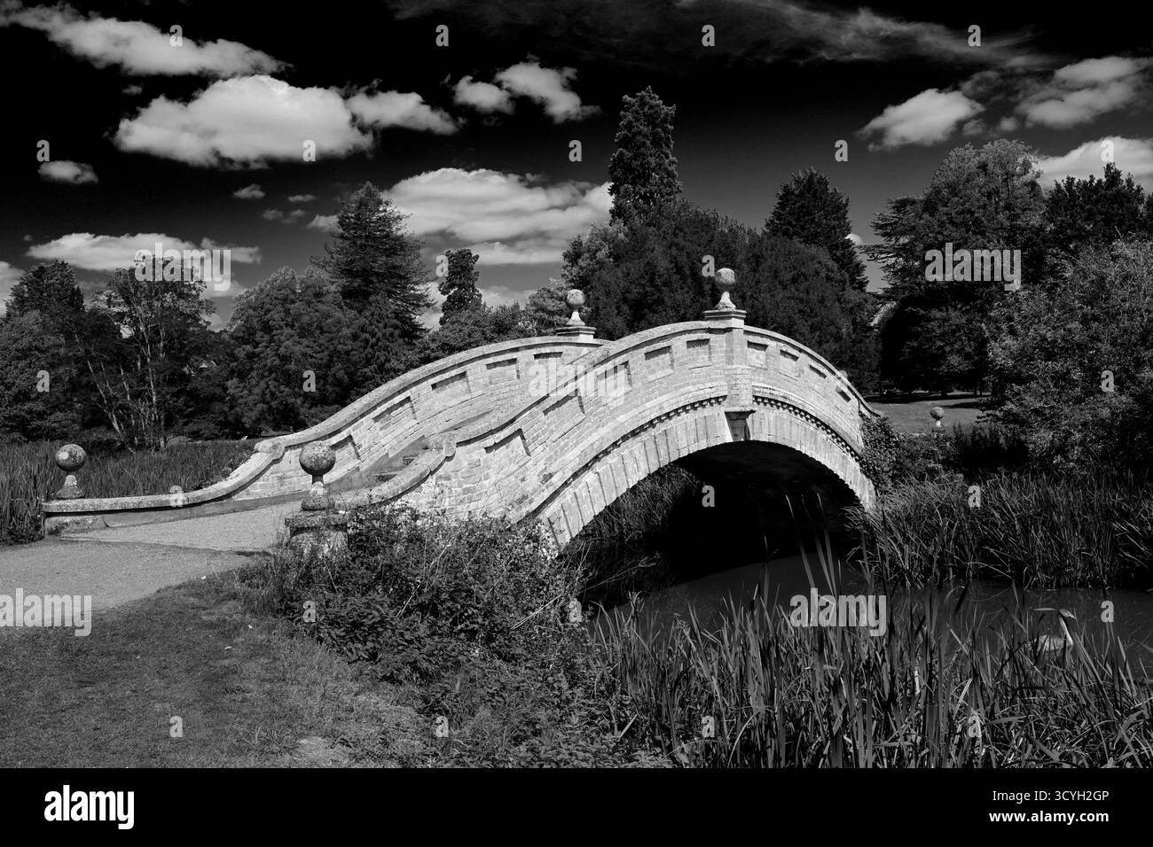 Sommerblick auf die Chinesische Brücke im denkmalgeschützten Landhaus der Klasse 1, Wrest Park, Silsoe, Bedfordshire, England, UK Stockfoto