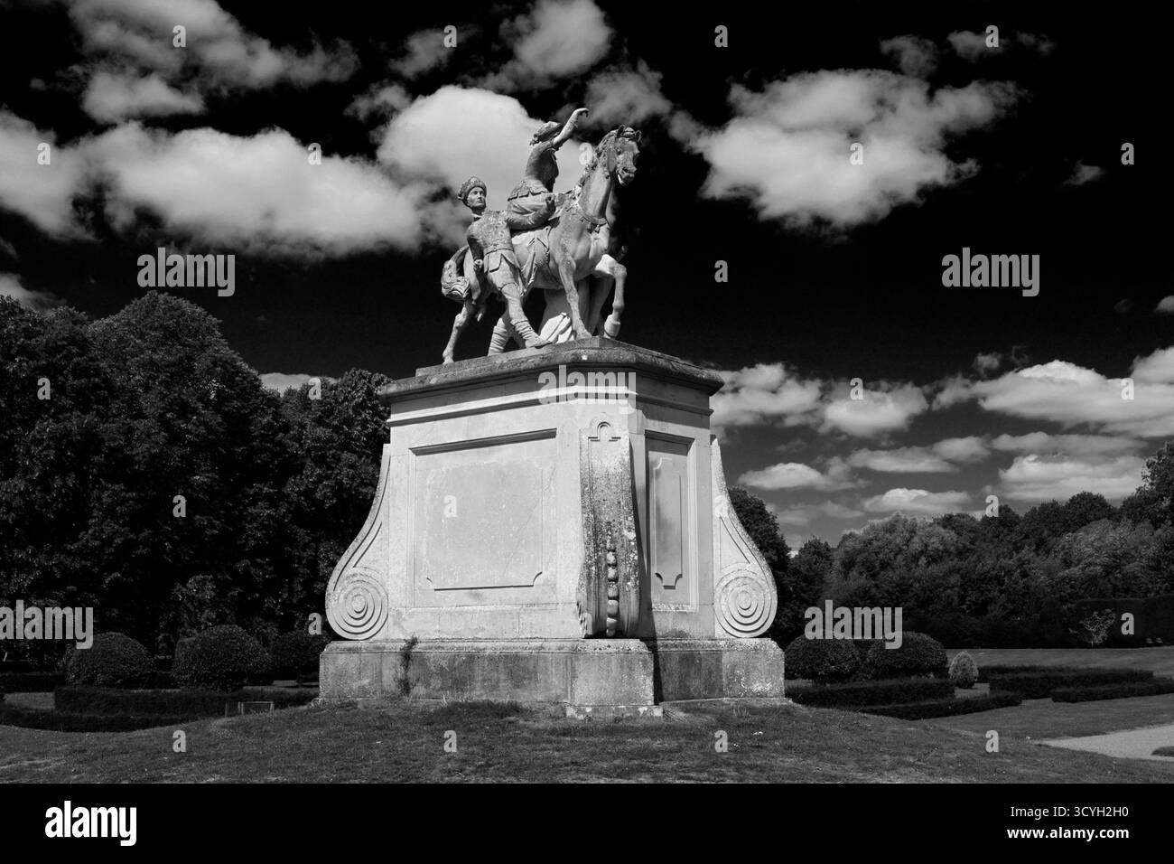 Sommerblick auf die Hawking Party Statue im denkmalgeschützten Landhaus der Klasse 1, Wrest Park, Silsoe, Bedfordshire, England, UK Stockfoto