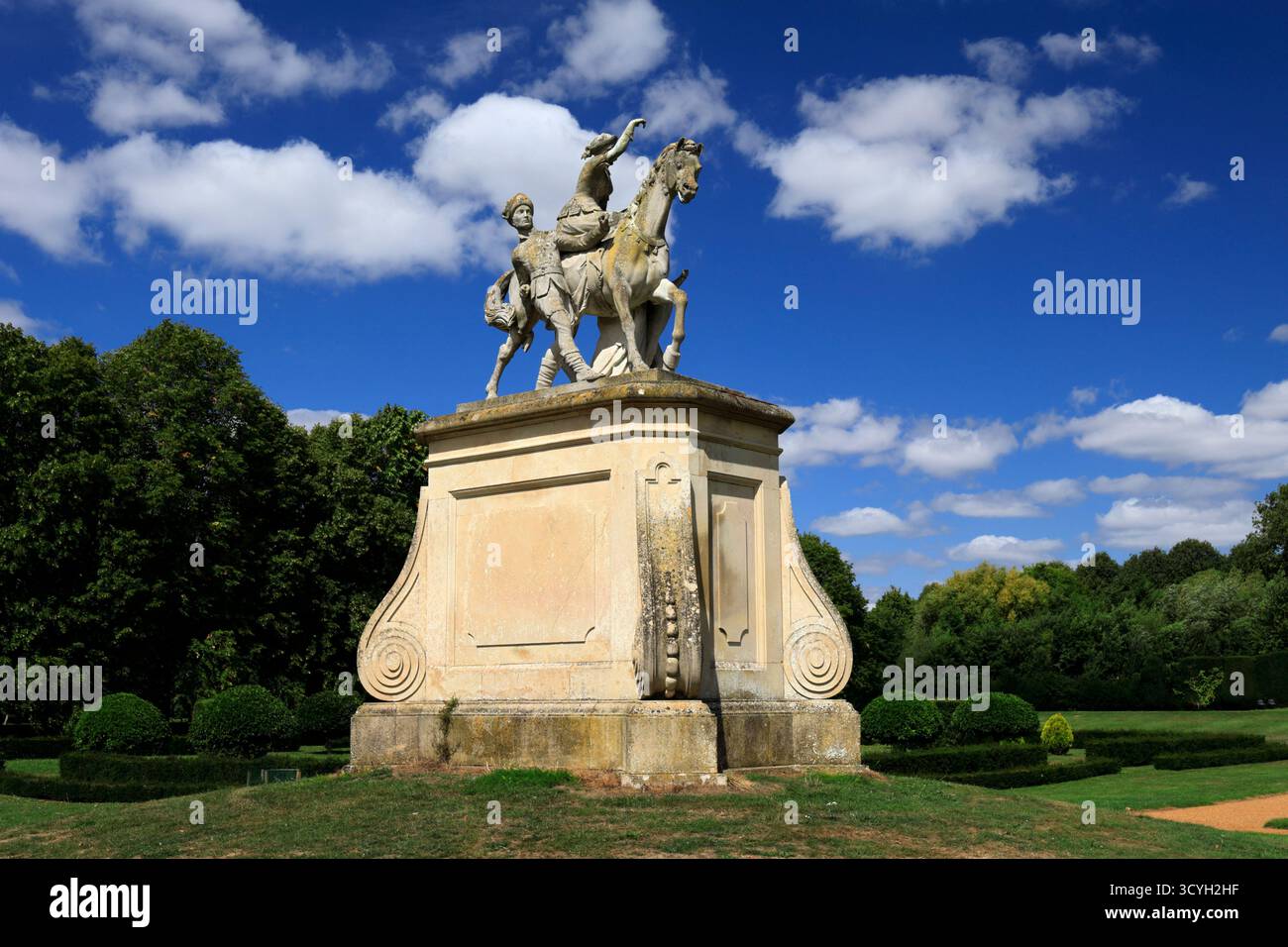 Sommerblick auf die Hawking Party Statue im denkmalgeschützten Landhaus der Klasse 1, Wrest Park, Silsoe, Bedfordshire, England, UK Stockfoto