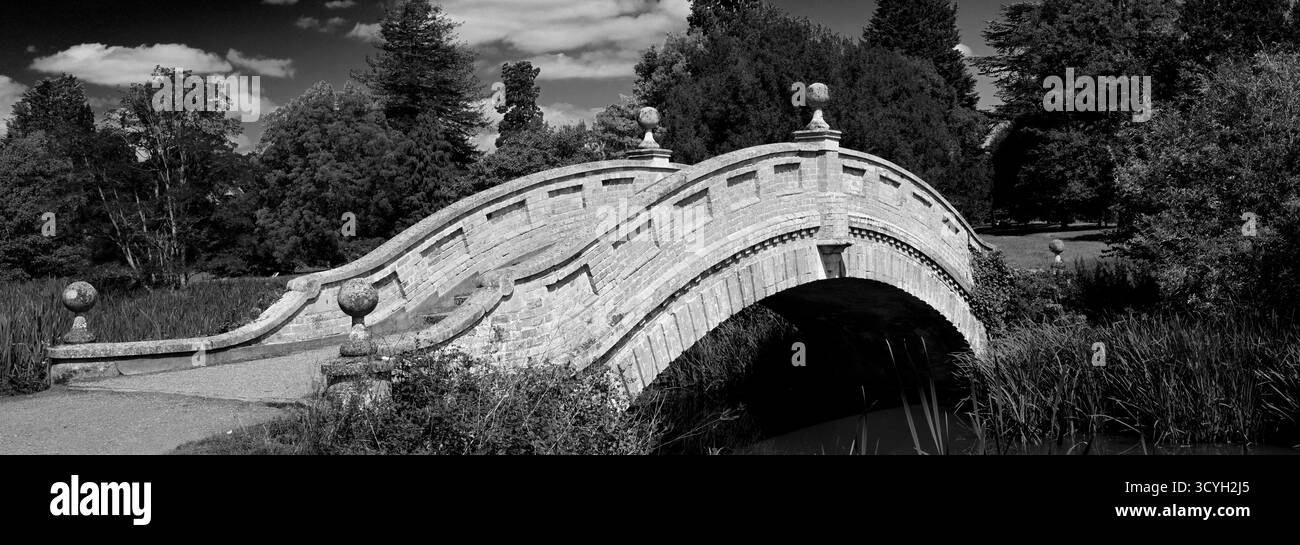 Sommerblick auf die Chinesische Brücke im denkmalgeschützten Landhaus der Klasse 1, Wrest Park, Silsoe, Bedfordshire, England, UK Stockfoto