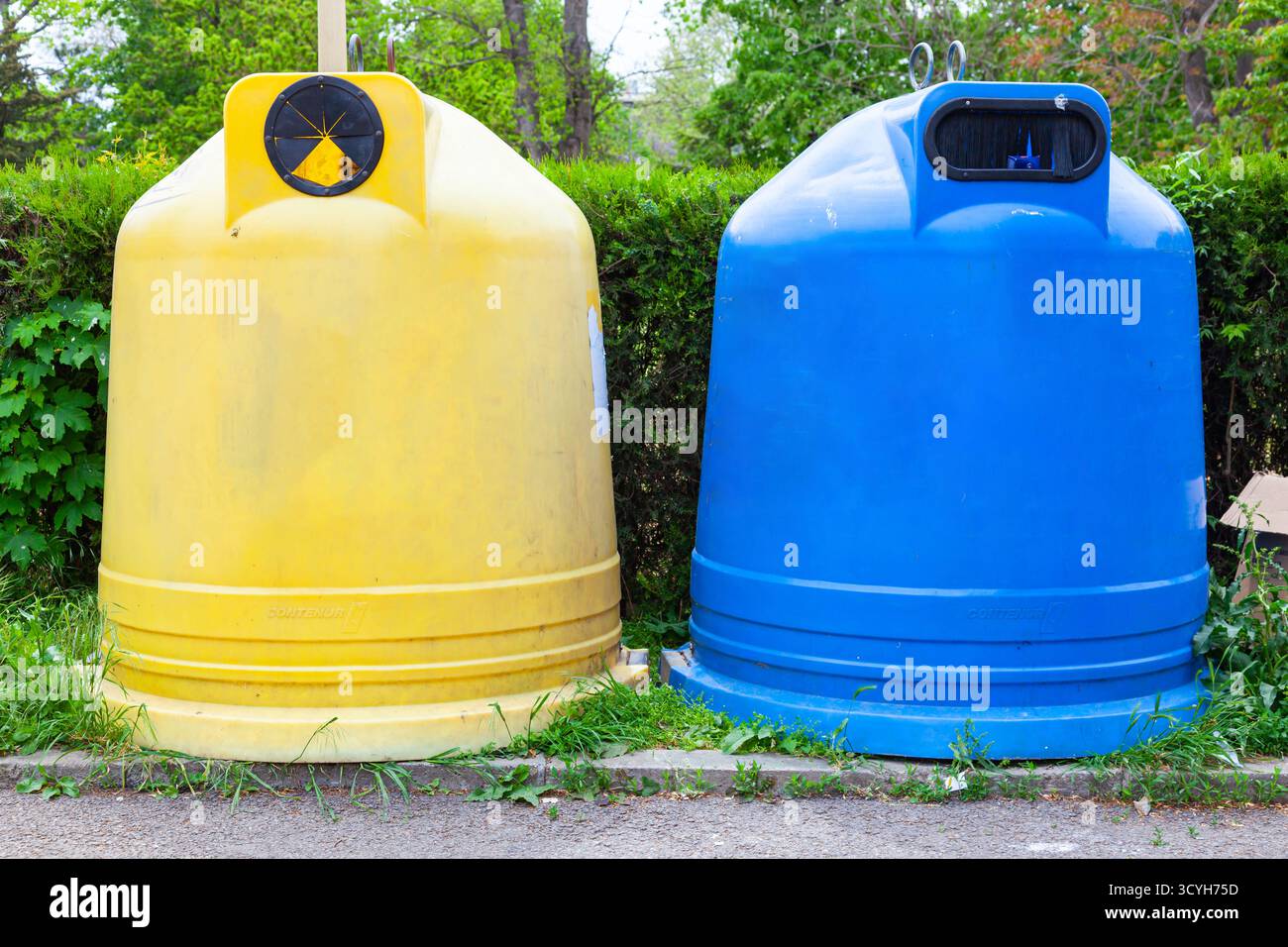 Mülltonnen in verschiedenen Farben für verschiedene Abfallarten. Stockfoto