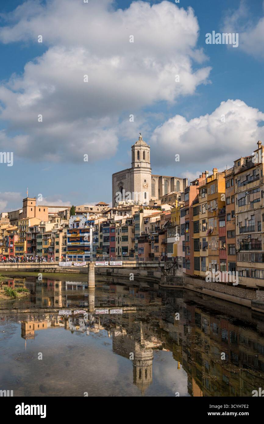 Girona, Katalonien, Spanien. Blick auf das Stadtzentrum und die riesige gotische Kathedrale St. Maria mit der Brücke Pont de Sant Agusti über den Fluss Onyar Stockfoto