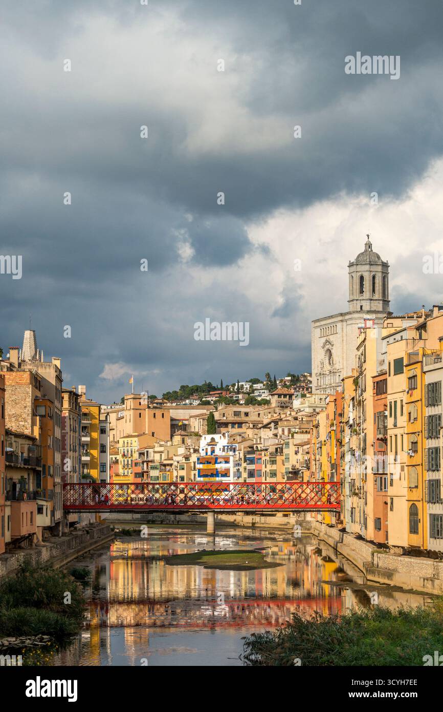Girona, Katalonien, Spanien. Ein Blick auf die Stadt und die riesige gotische Kathedrale St. Maria mit Gustave Eiffels 19. Jahrhundert Brücke über den Onyar Fluss Stockfoto
