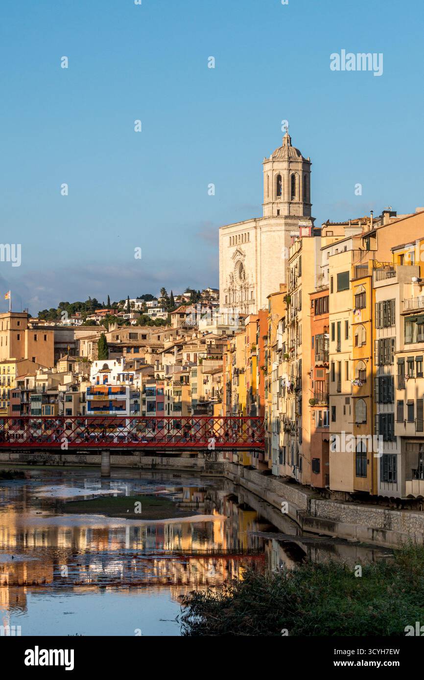 Girona, Katalonien, Spanien. Ein Blick auf die Stadt und die riesige gotische Kathedrale St. Maria mit Gustave Eiffels 19. Jahrhundert Brücke über den Onyar Fluss Stockfoto
