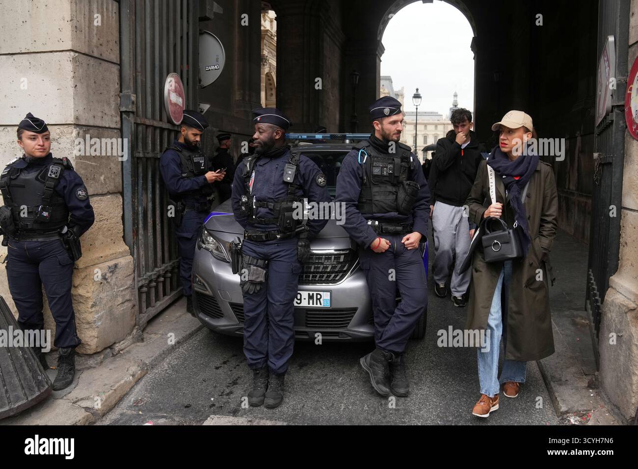 Police officers block an access to the Louvre museum after a robbery Sunday, Oct. 19, 2025 in Paris. (AP Photo/Thibault Camus) Stockfoto