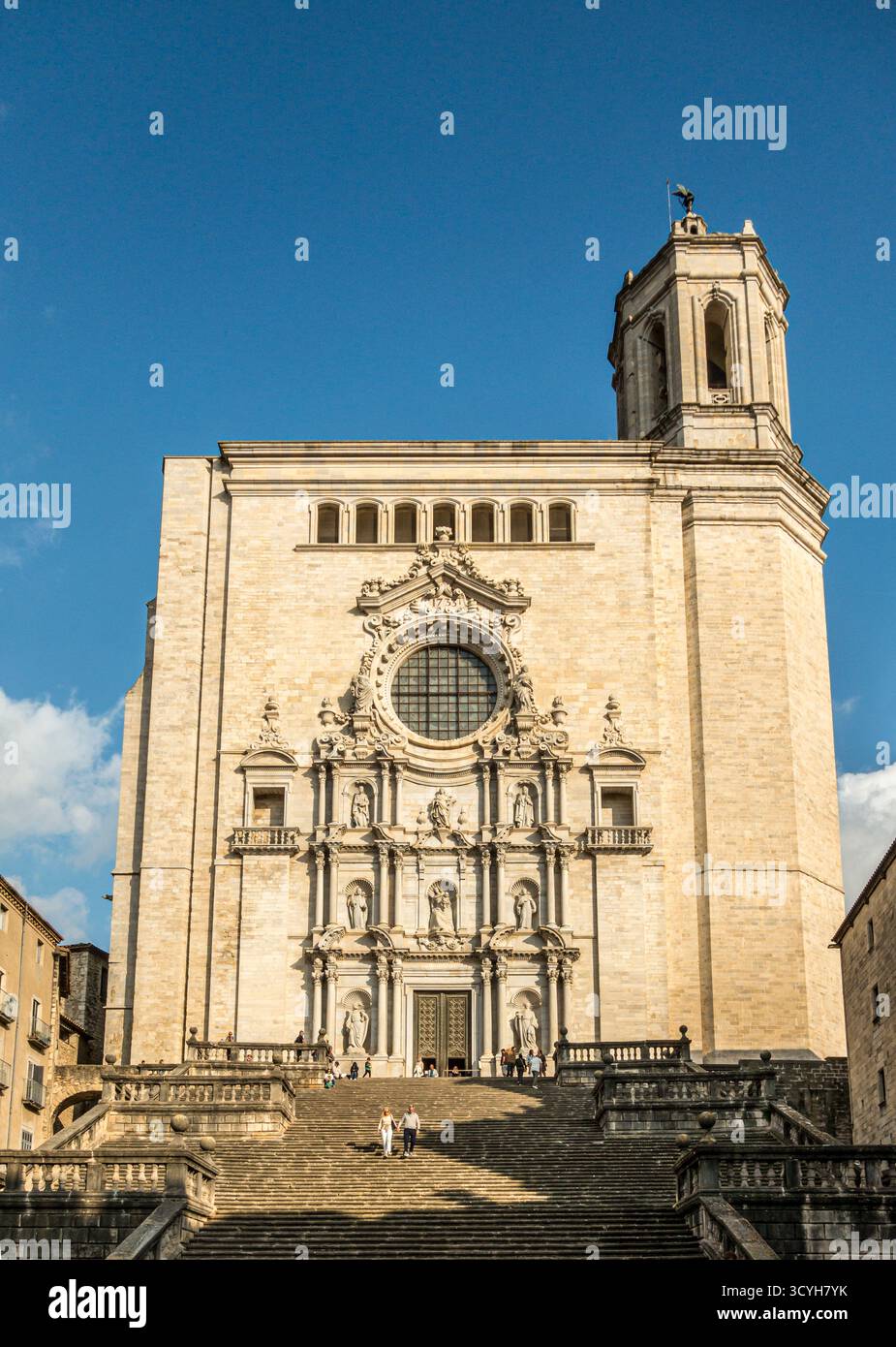 Die große barocke Treppe und Fassade der riesigen Marienkathedrale in Girona, Spanien, aus dem Jahr 1606. Das Innere ist aus dem frühen 15. Jahrhundert gotisch Stockfoto
