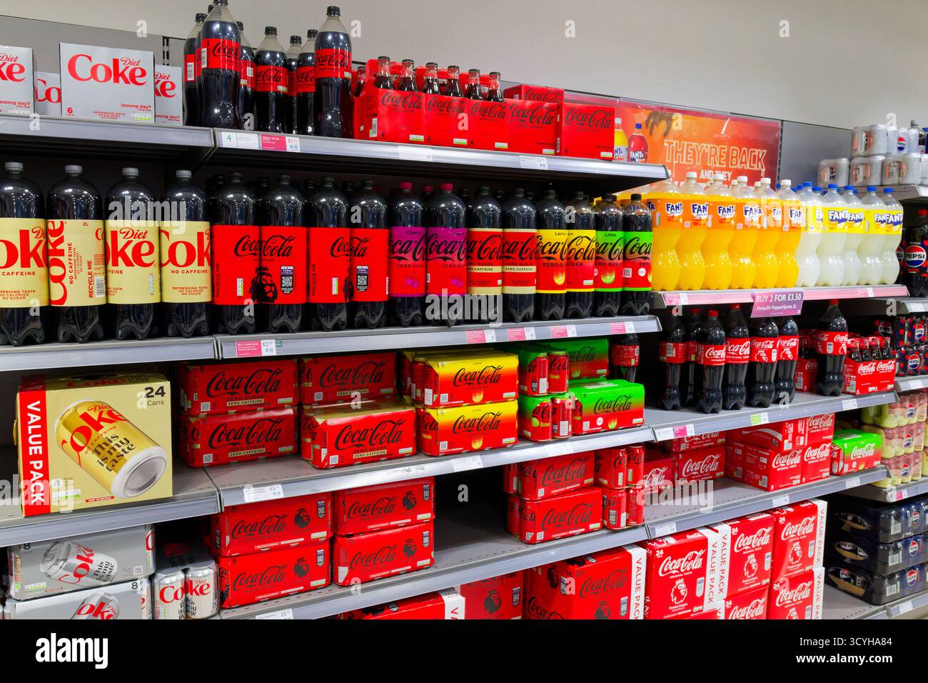 Zuckerfreie und zuckerbasierte Getränke wie Coca-Cola und Fanta in Dosen und Flaschen in Waitrose in Oxford, Oxfordshire, England, Großbritannien Stockfoto