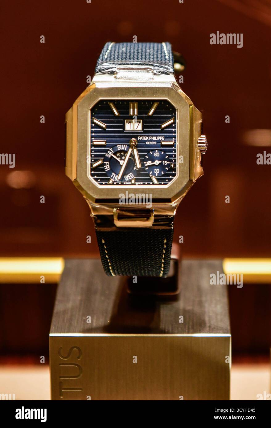 BANGKOK, THAILAND - 17. Okt. 2025 : Patek Philippe 5822P cubitus Sunburst Blue, horizontal geprägt, Weißgold applizierte Indexe im Baton-Stil mit Stockfoto