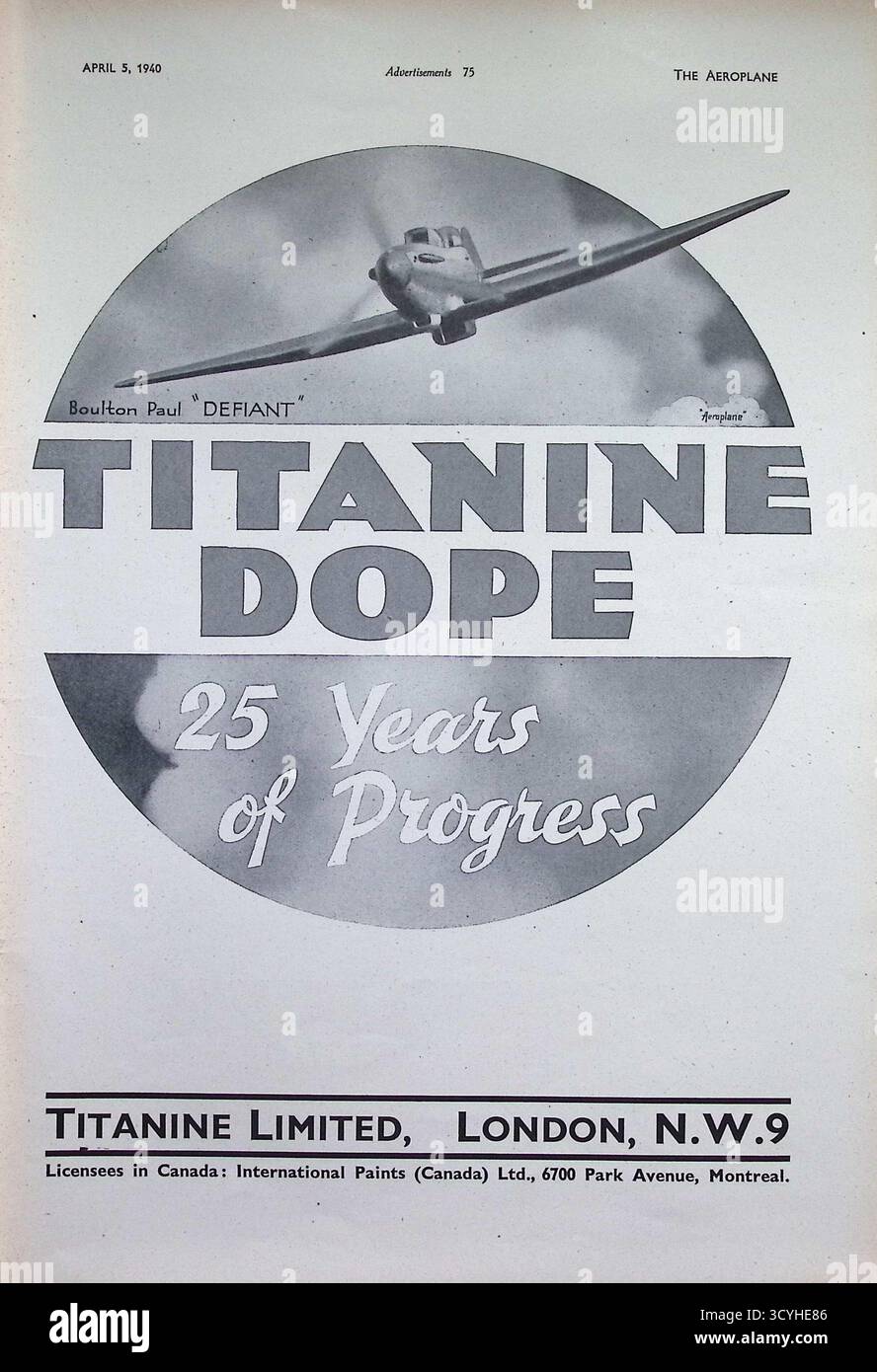 Original die Werbung des Flugzeugmagazins vom 5. April 1940, die 25 Jahre Produktion von Titanine-Flugzeugen feiert. Der Werbespot zeigt den Boulton Paul Defiant Jäger und wirbt für Titanine Limited aus London, N.W.9, einen großen britischen Anbieter von Schutz- und Veredelungsbeschichtungen für Flugzeuggewebe und Metalloberflächen. Titanine-Produkte wurden während des Zweiten Weltkriegs von der RAF und den Flugzeugherstellern häufig verwendet Stockfoto