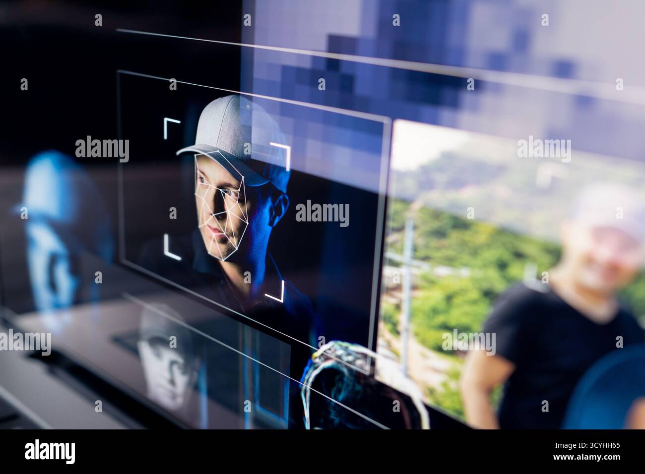 Deepfake mit KI. Tiefgreifender Fälschungsbetrug. Identitätsbetrug oder Identitätsdiebstahl. Gesichtserkennung mit künstlicher Intelligenz. Geben Sie sich als Mann an. Videoüberwachung. Stockfoto