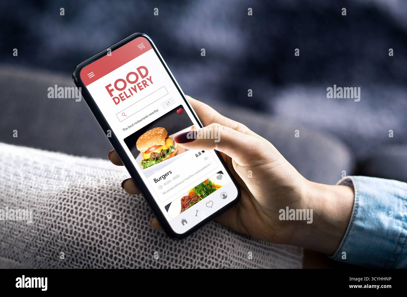 Bestellung der App für die Lebensmittellieferung per Telefon. Online-Restaurantmenü. Schneller Take-away-Service auf Mobilgeräten. Website zum Mitnehmen eines Burgers oder einer Pizza. Frau mit Smartphone. Stockfoto