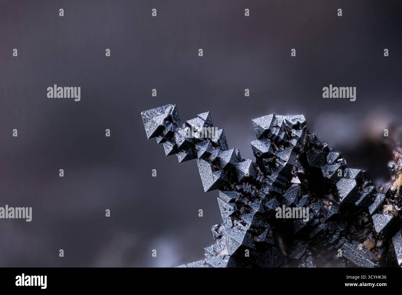 Magnetitkristalle. Exemplar aus Ojos Negros Slag, Teruel, Spanien. Mikrofotografie extreme Nahaufnahme. Mikroskopische Mineralkristallisfotografie Stockfoto