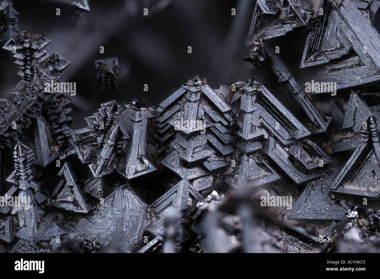 Magnetitkristalle. Exemplar aus Ojos Negros Slag, Teruel, Spanien. Mikrofotografie extreme Nahaufnahme. Mikroskopische Mineralkristallisfotografie Stockfoto