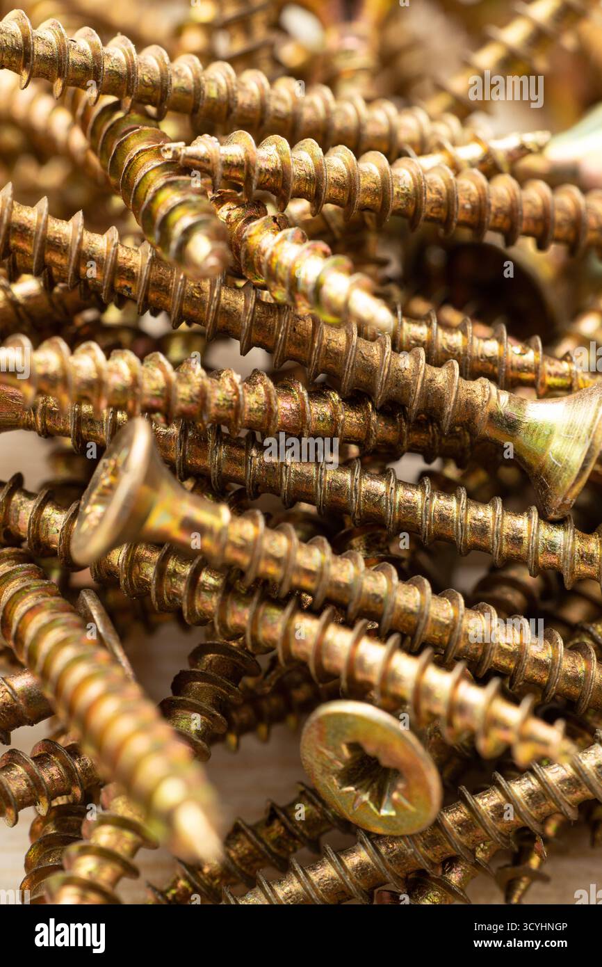 Textur eines Haufens Holzschrauben, Vollbild-Makro Stockfoto