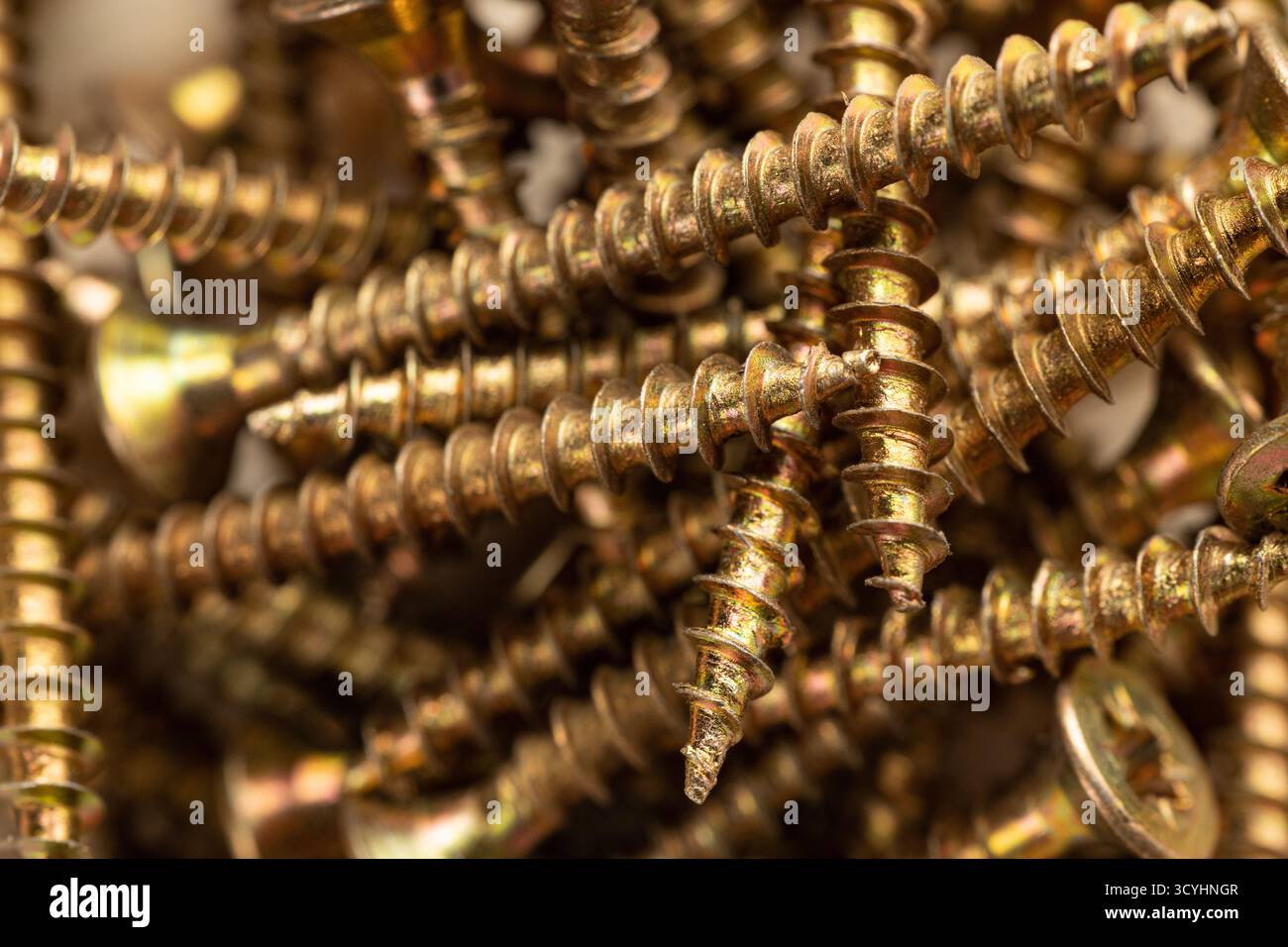 Textur eines Haufens Holzschrauben, Vollbild-Makro Stockfoto