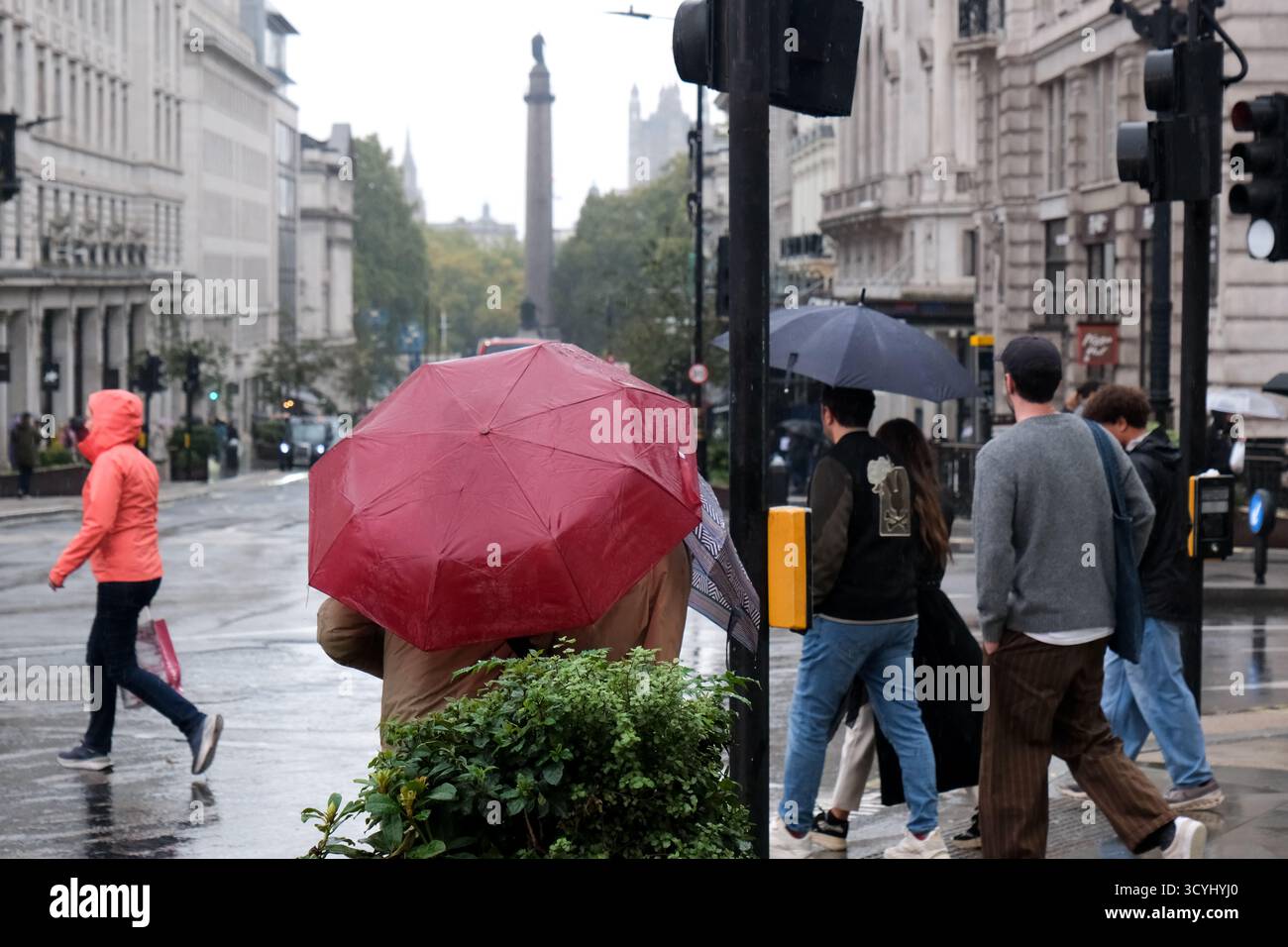 Piccadilly Circus, London, Großbritannien. Oktober 2025. Wetter in Großbritannien: Es regnet in London. Quelle: Matthew Chattle/Alamy Live News Stockfoto Piccadilly Circus, London, Großbritannien. Oktober 2025. Wetter in Großbritannien: Es regnet in London. Quelle: Matthew Chattle/Alamy Live News Stockfoto