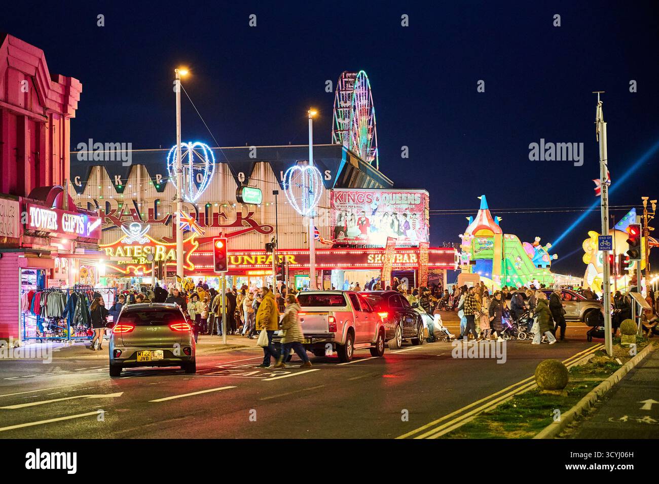 Geschäftige Promenade während der Blackpool Illumination, Großbritannien Stockfoto