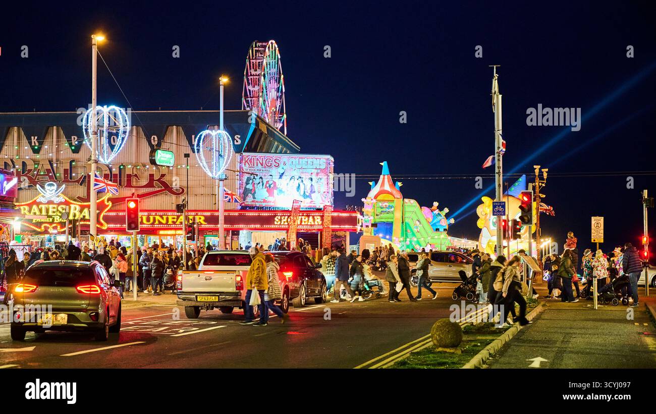 Geschäftige Promenade während der Blackpool Illumination, Großbritannien Stockfoto