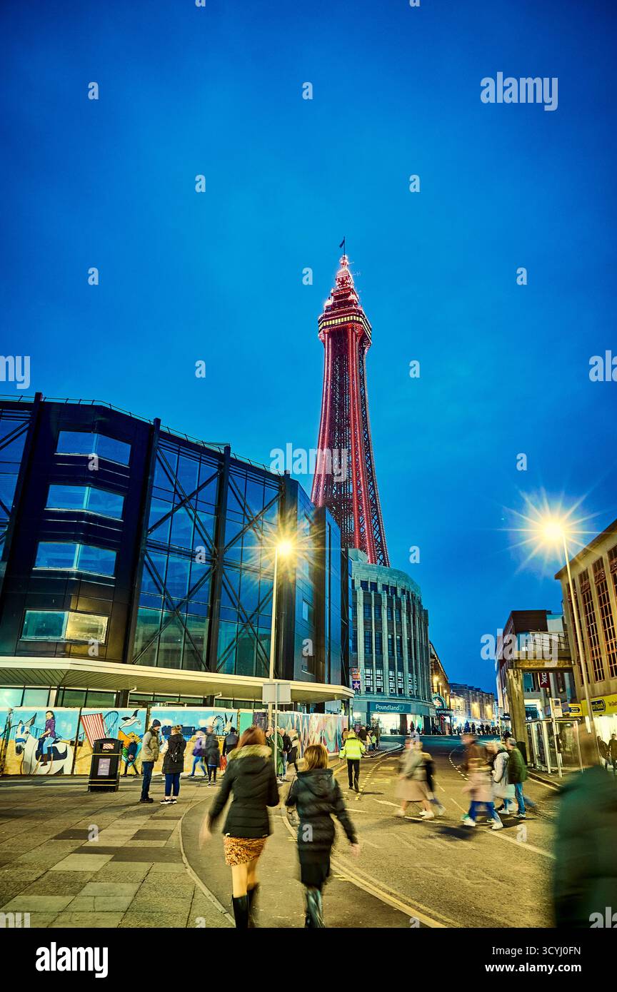 Blackpool Tower und das Museum of Entertainment in der Abenddämmerung, Großbritannien Stockfoto