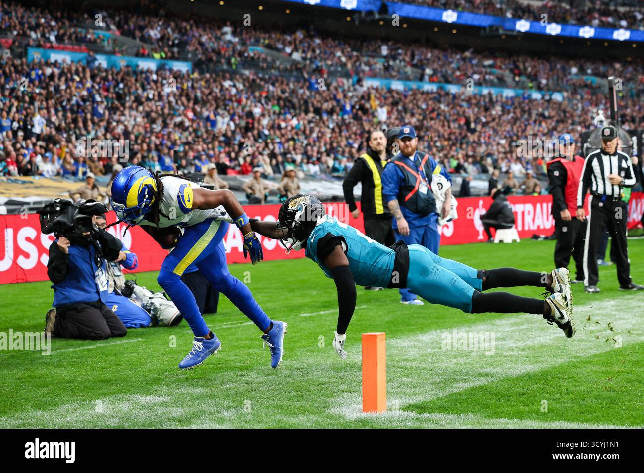 Wembley Stadium, London, Großbritannien. Oktober 2025. NFL UK Football, Los Angeles Rams gegen Jacksonville Jaguars; Los Angeles Rams Wide Receiver Davante Adams holt einen Pass und erzielt einen Touchdown für 14-0 Credit: Action Plus Sports/Alamy Live News Stockfoto